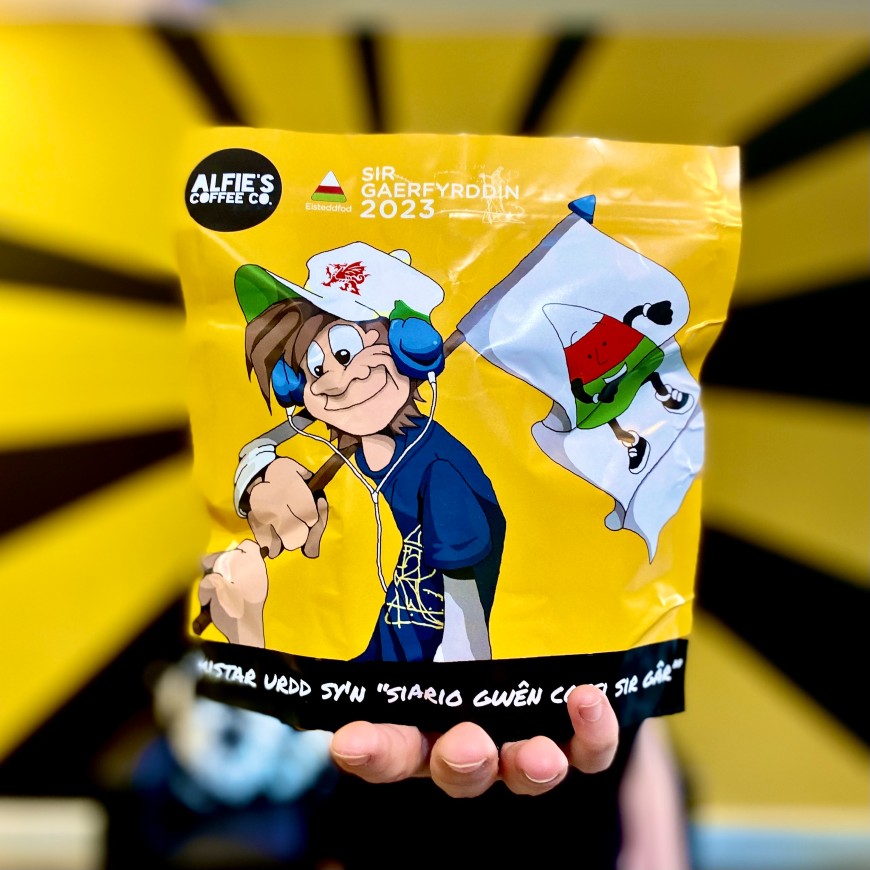 NEWS: ☕️ Caffi'r Atom in Carmarthen has launched a special 'Urdd Roast' coffee to raise funds for the 2023 Carmarthenshire Urdd National Eisteddfod. #uwtsd200

➡️bit.ly/3SzwlfD