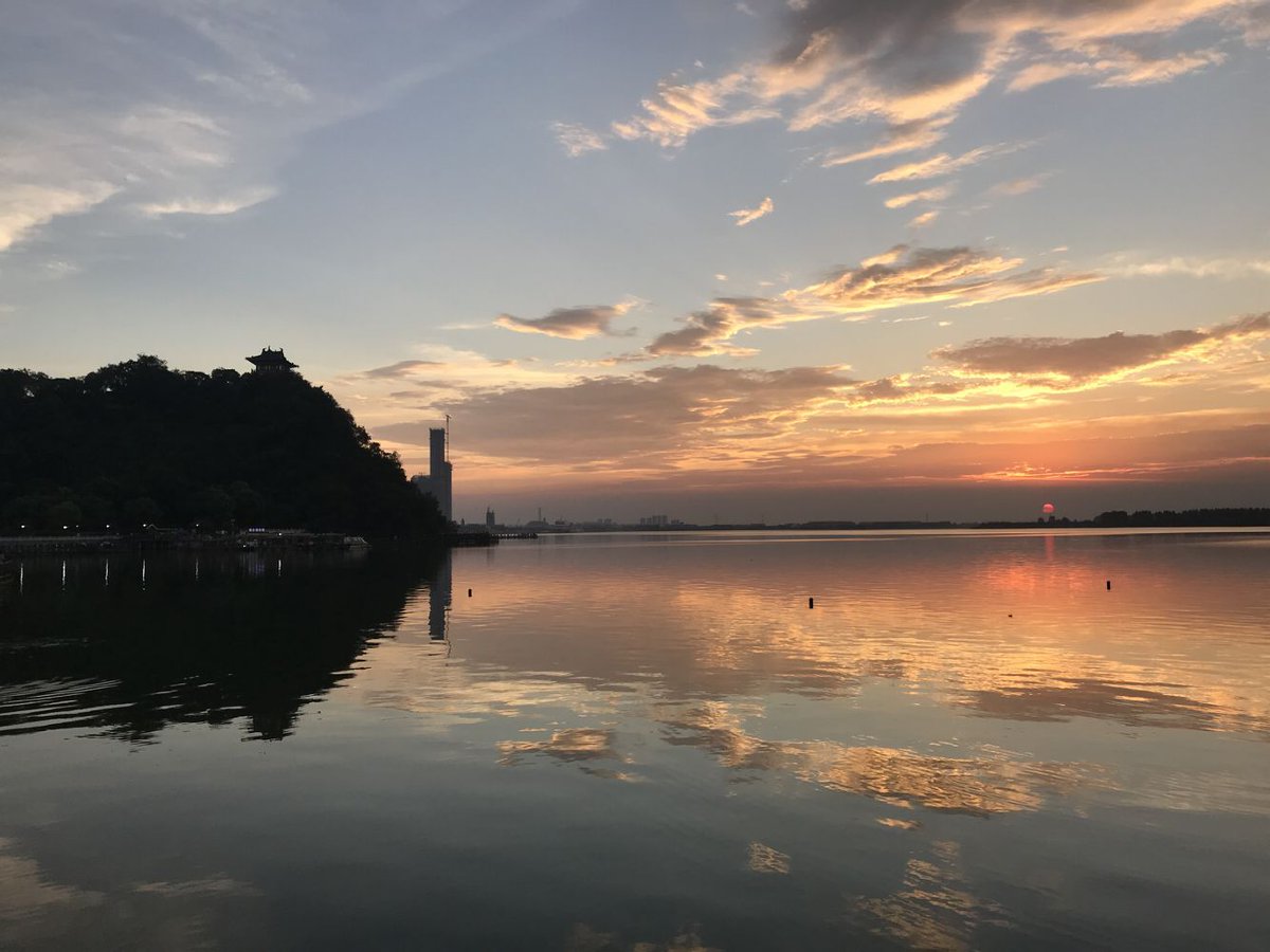 Zhenjiangcity's tweet photo. ๐Jinshan Lake is always the best for photographers in #Zhenjiang to see the sunset. #ViewofZhenjiang #WorldTourismDay https://t.co/OU5DqwbNVq