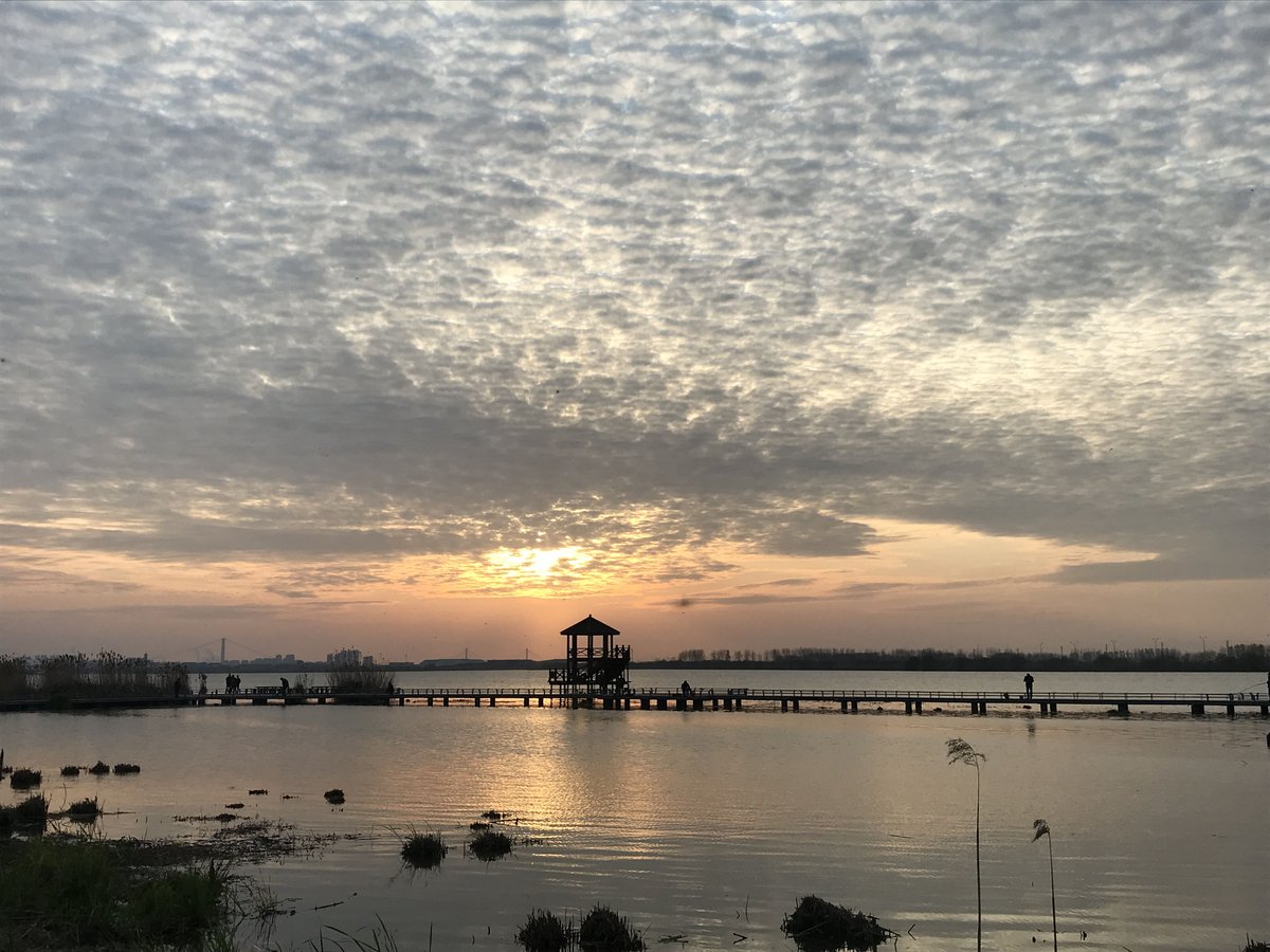 Zhenjiangcity's tweet photo. ๐Jinshan Lake is always the best for photographers in #Zhenjiang to see the sunset. #ViewofZhenjiang #WorldTourismDay https://t.co/OU5DqwbNVq