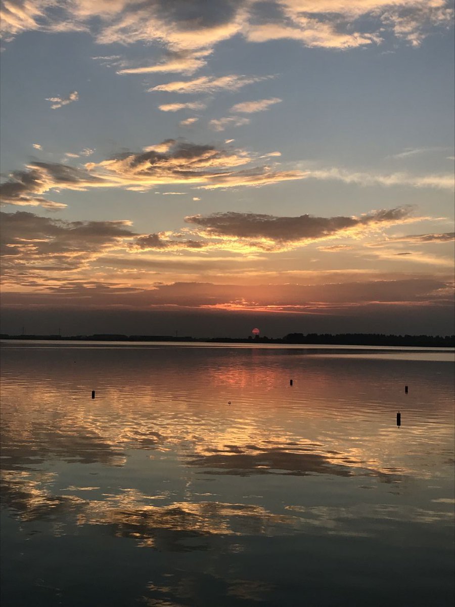Zhenjiangcity's tweet photo. ๐Jinshan Lake is always the best for photographers in #Zhenjiang to see the sunset. #ViewofZhenjiang #WorldTourismDay https://t.co/OU5DqwbNVq