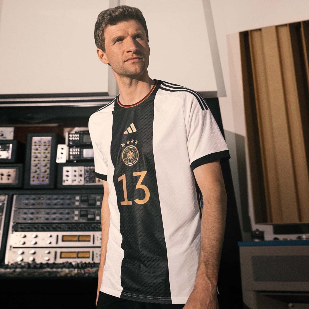 __MaxMaillots's tweet photo. On continue...

🏆👕 Nouveau concours flash pour gagner le nouveau maillots domicile de l'Allemagne pour la Coupe du monde ! 🇩🇪

1⃣ RT + Follow !
2⃣ Taguez un ami !

⏳ TAS en 5 jours ! https://t.co/SXtcTspaS7