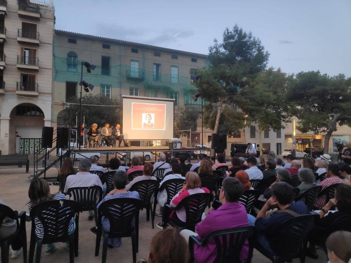 ajuntpalma's tweet photo. ✊💜 Homentatge a l’activista antifranquista Matilde Landa ahir horabaixa a la plaça de Santa Catalina
#PalmaEduca https://t.co/gqBldiX3dn