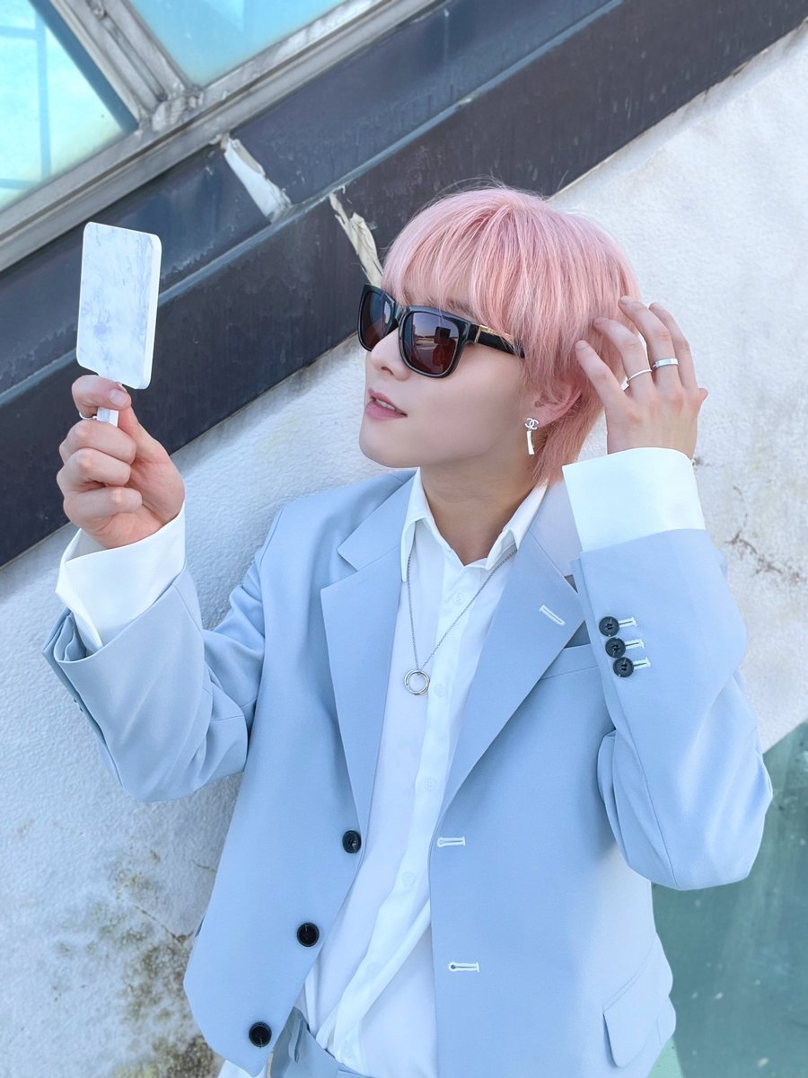 official_ONEWE's tweet photo. [#ONEWE_TMI] #9 🤫

진용훈은 락스타다.
(또 다른 TMI : 제보자는 훈스타💕)

#ONEWE #원위 
#용훈
#돌아온_TMI https://t.co/5fm5191N4j