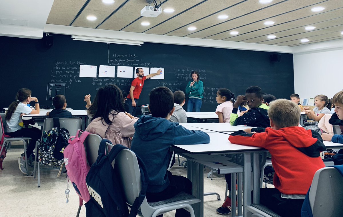 eduramirez3's tweet photo. A la @UVic_FETEP iniciem una nova edició del programa “Escola i Universitat” i, per tant, els infants de les escoles de @vic_educacio tornen a venir a les aules dels graus de mestre de la universitat a fer ciències, matemàtiques, llengua, música, arts, educació física… https://t.co/vgJ6Yz1DmQ
