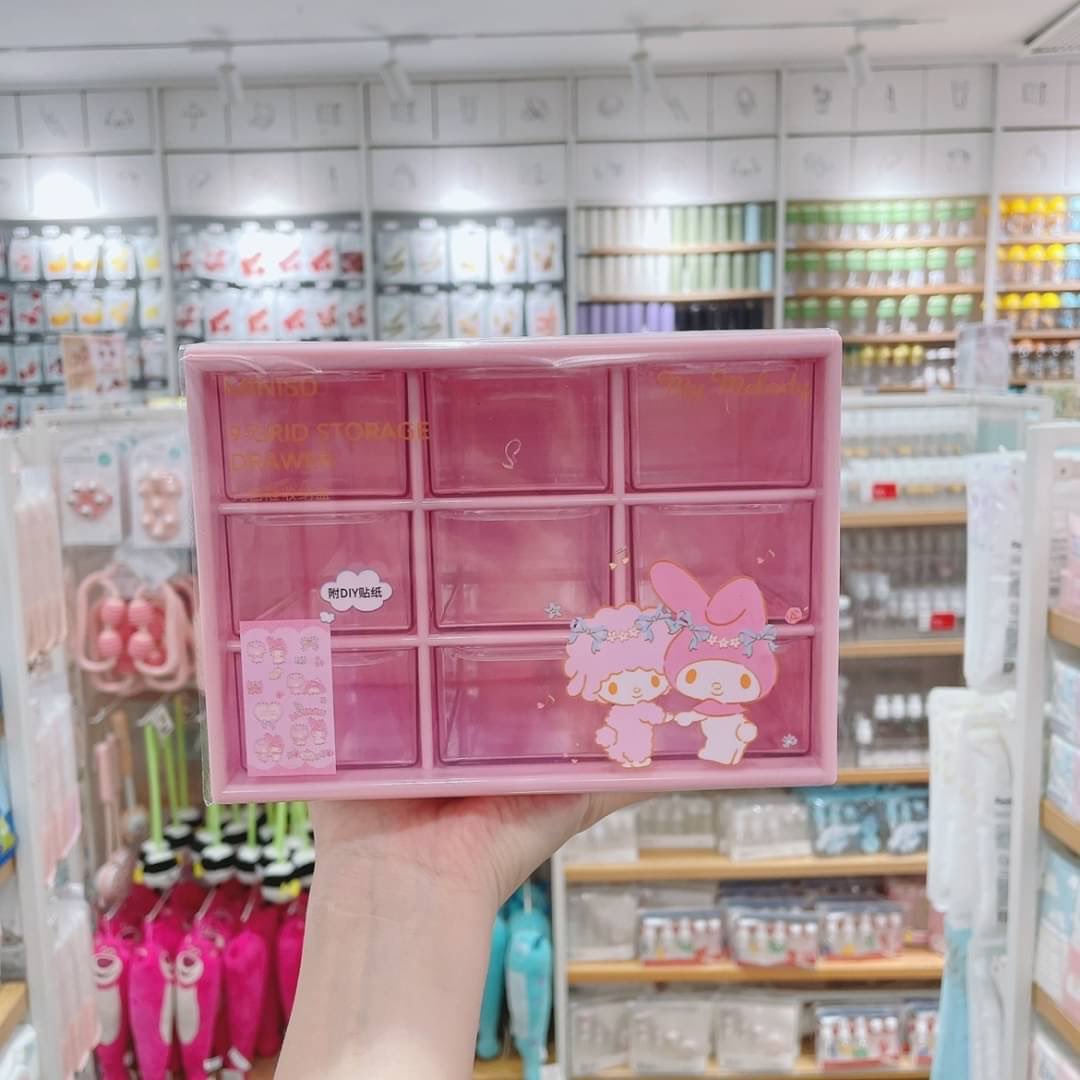 prepy23's tweet photo. 〰️มาเปิดพรีของน่ารักมุมิอีกแย้วววว ไม่มีในไทยนะคะตัวนี้ใครชอบจัดเลย
ลิ้นชัก9ช่องเก็บของ มี 3 ลาย 
ลิขสิทธิ์แท้💯
ขนาด 17.1*11*12.4 ซม
〰️ราคา 240฿ (มัดจำชิ้นละ 150฿)
#พรีออเดอร์เกาหลี #พรีเกาหลี #miniso #sanrio #พรีsanrio #พรีออเด��ร์ #พรีออร์เดอร์จีน #พรีจีน https://t.co/P7vu0PppWr