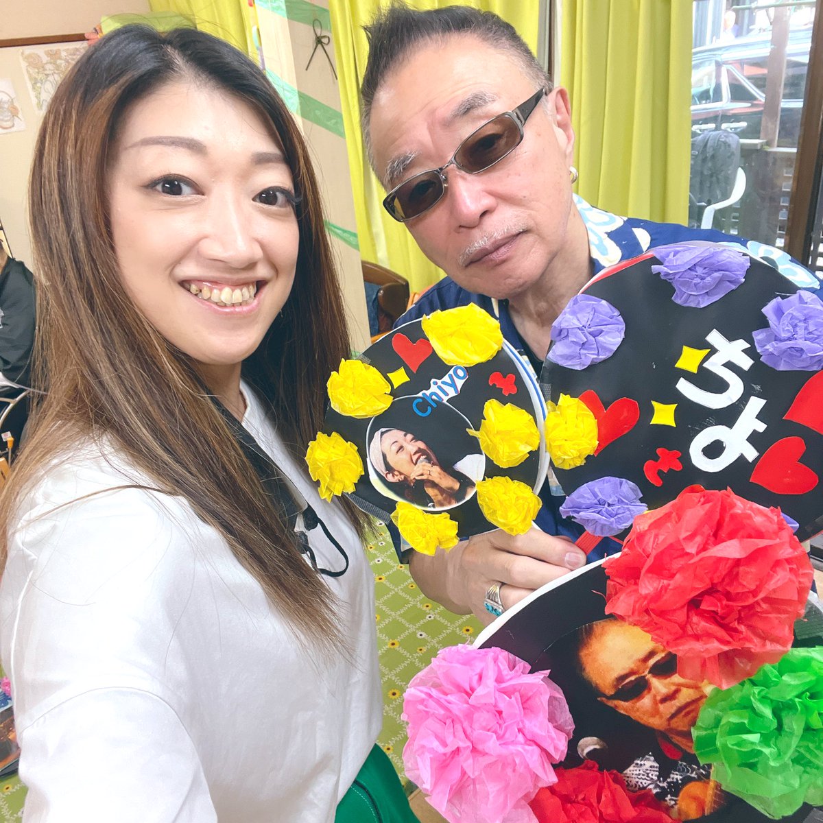 Chiichan522's tweet photo. おNEWの子( #mx88 )と共にデイサービスで父とライブでした。
前回から新しいうちわも増やしてくれててみんなで振り振り👋🥰
重度の認知症の方が笑顔になって聴いててくれたのは嬉しかったなぁ。
やっぱり音楽の力はすごい!
また私がパワーを貰って帰ってきました。
ありがとうございました❤️ https://t.co/HCrvX00qWm