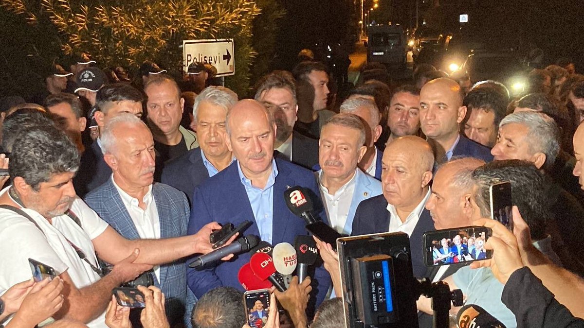 OlcayKilavuz's tweet photo. İçişleri Bakanımız Sayın Süleyman Soylu Mersin'e gelerek, saldırıya ilişkin açıklamalarda bulundu.

Teröristleri ve destekçilerini şiddetle, nefretle lanetliyor; Şehidimizi rahmetle ve minnetle anıyorum. 

Yüce Türk Milletinin başı sağolsun.🇹🇷 https://t.co/VqYKf36K1h