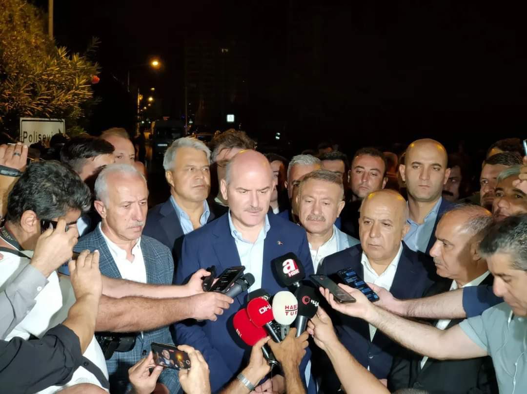 OlcayKilavuz's tweet photo. İçişleri Bakanımız Sayın Süleyman Soylu Mersin'e gelerek, saldırıya ilişkin açıklamalarda bulundu.

Teröristleri ve destekçilerini şiddetle, nefretle lanetliyor; Şehidimizi rahmetle ve minnetle anıyorum. 

Yüce Türk Milletinin başı sağolsun.🇹🇷 https://t.co/VqYKf36K1h