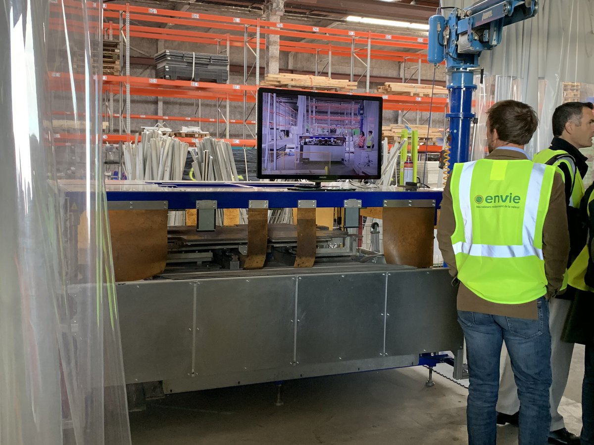 Nouvelle étape pour la filière solaire: <a href="/NicolasDefrenne/">Nicolas Defrenne</a> et Xavier Daval inaugurent ce matin le site de recyclage de panneaux solaires photovoltaïques usagés de Saint-Loubes ☀️👏👏 <a href="/kiloWattsol/">kiloWattsol</a> <a href="/soren_eco/">Soren</a>