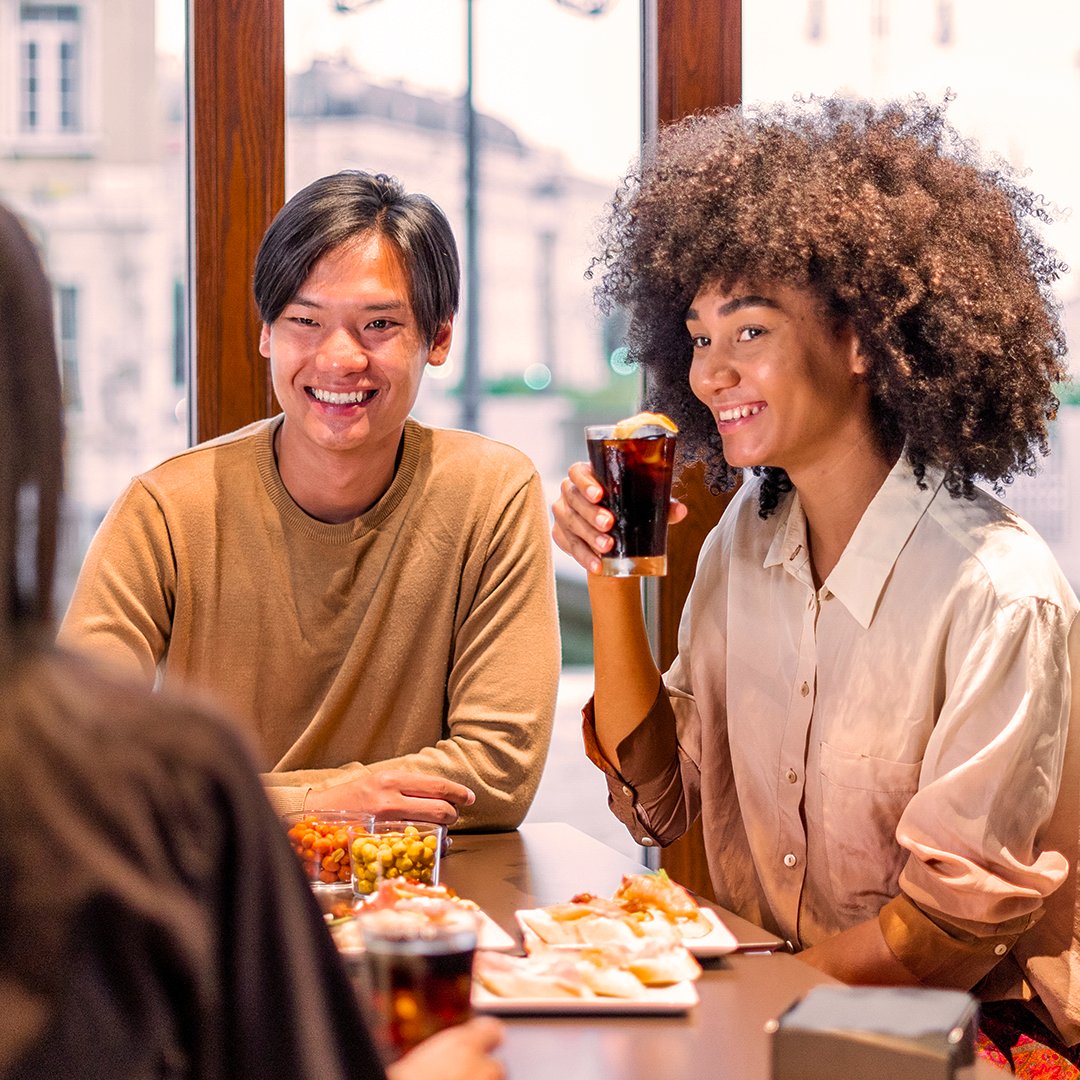 Amigos de toda la vida, tu café y una mirada cómplice: esta es la mejor manera de terminar un día largo.

#LIVEHAPPilly #RestartWithTaste #MomentosComoEstos #CoffeeVibes