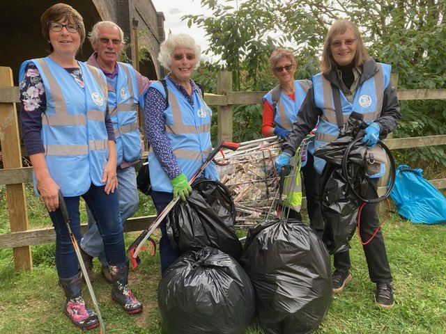 HarP_pickers's tweet photo. Two grot spots were tackled by our team resulting in 18 bags of litter picked and a trolley full of newspapers. The two grot spots were a dried up pond in Symingtons Rec and under railway bridge on Rockingham Road
#litterpick #recycle #grotspot #keepbritaintidy #marketharborough https://t.co/0HgUpmntpB