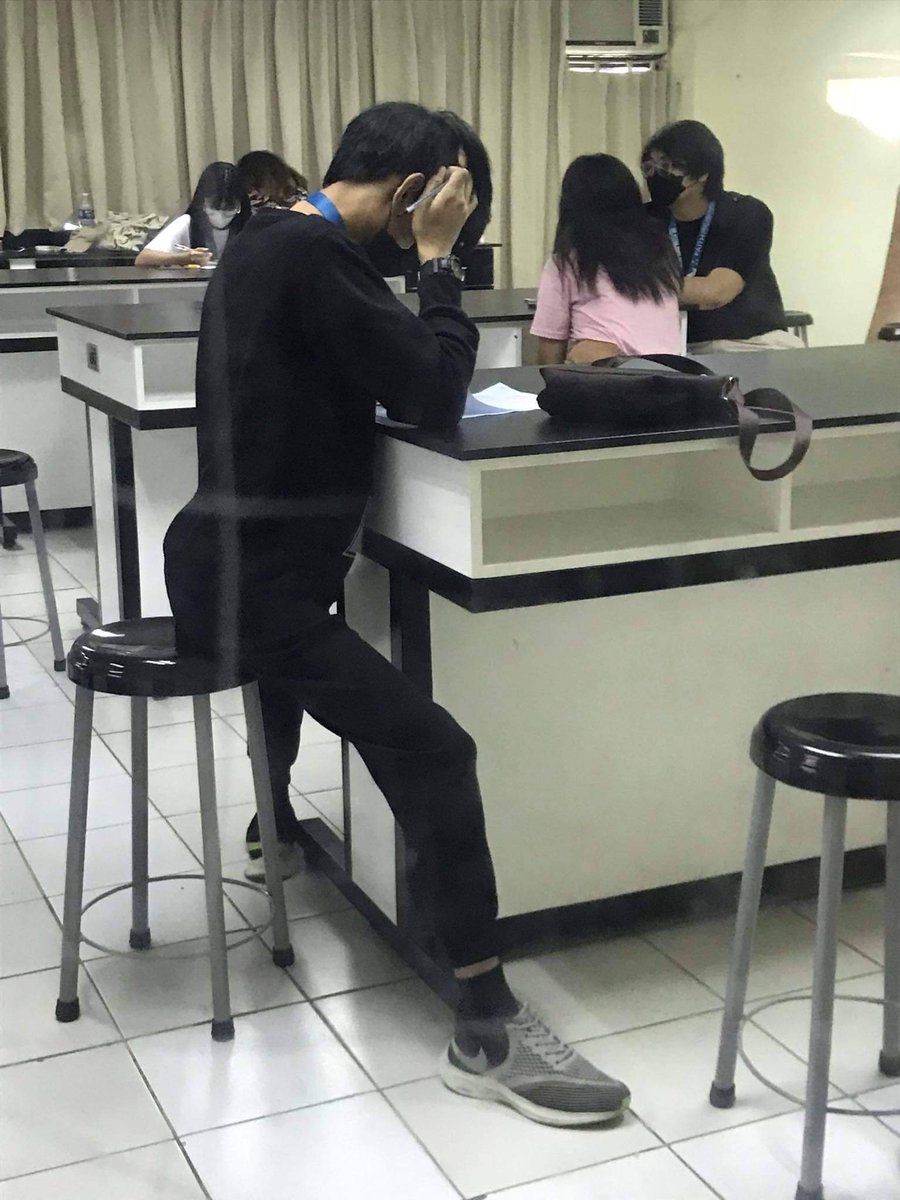 evermorehannah's tweet photo. a friend's classmate sits like a frog😭😭😭 https://t.co/N6RLwIK8Rt