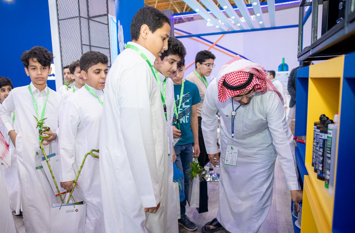 MASDARBM's tweet image. لنرتقي بأجيال المستقبل ...
فخورون جداً بزيارة فرساننا من مدارس @ahad_schools  لجناح "مصدر" في #معرض_مشروعات_مدن_متميزة في عهد خادم الحرمين الشريفين والتعرف على رحلة البناء والتشييد
#مصدر