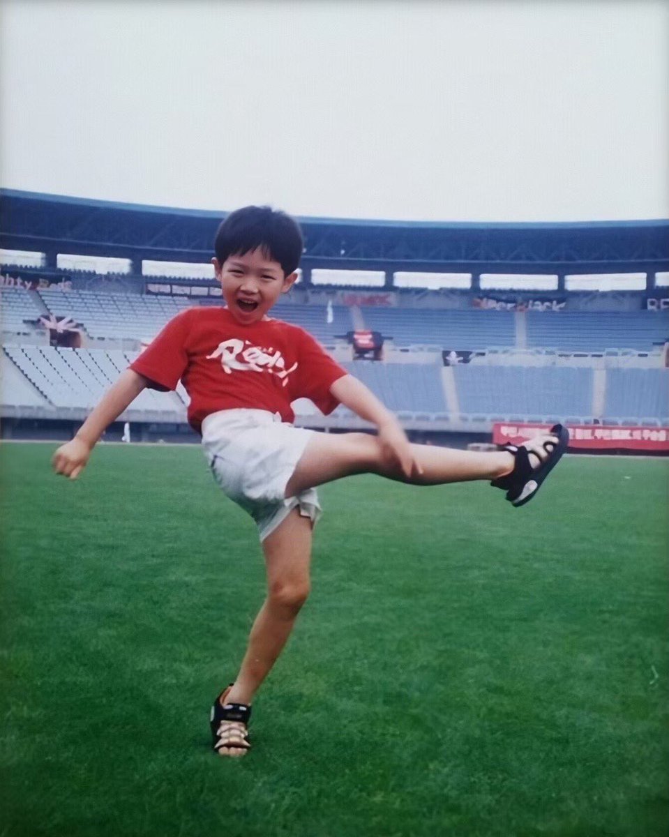 twinniejaenie's tweet photo. ❤️⚽️ #김재환 #KIMJAEHWAN https://t.co/1WwIJD6Sd7