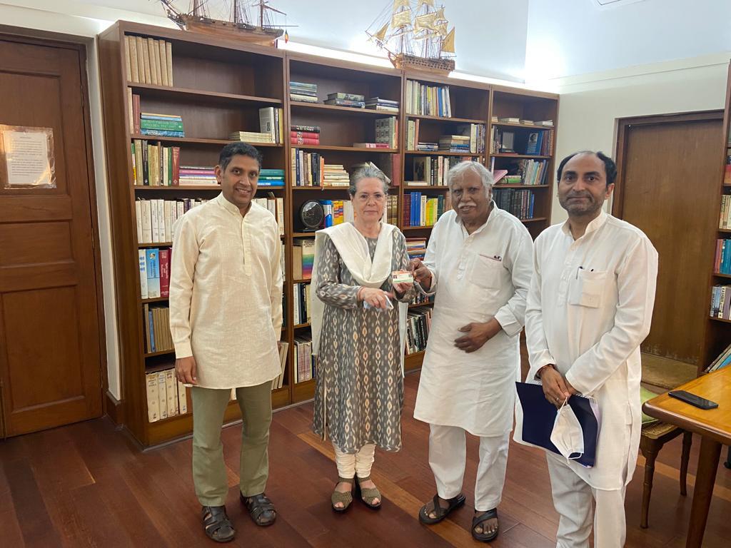 AjayAgg2020's tweet photo. .@Congress central election authority chairman M Mistry met and briefed Congress interim President Sonia Gandhi about work done so far regarding Congress president elections at Sonia Gandhi's residence in New Delhi on Tuesday.  #CongressPresidentPolls #RajasthanPoliticalCrisis https://t.co/TjuZTueRsL