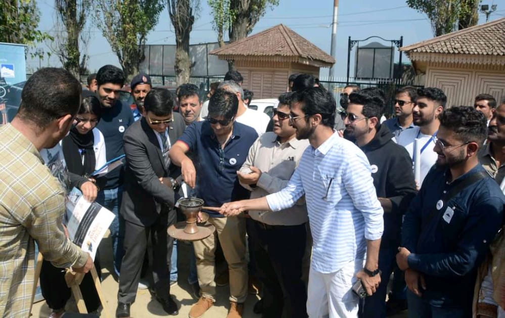 KB_Bulletin's tweet photo. Secretary Tourism, Sarmad Hafeez along with Director Tourism, Fazul ul Haseeb flag off a heritage walk to historic places of downtown Srinagar during the celebrations of World Tourism Day, on Tuesday. 

Pics: @UmarGanie1 https://t.co/J6WpXRD4dY