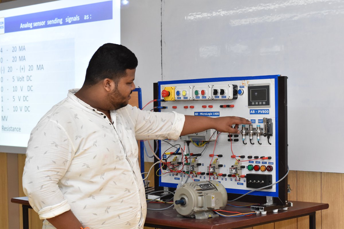 Silicontech_bbs's tweet photo. Session 2 was taken over by the team of Prolific Automation on Industrial Automation using PLCs and SCADA.
#silicontech #sitbhubaneswar #sipc #iic #trainingprogram #iot #embeddedsystem #industry4.0 #plc #scada #handson #advancedtechnologies #robogenesis #prolificautomation https://t.co/tfYwwk0Cbw