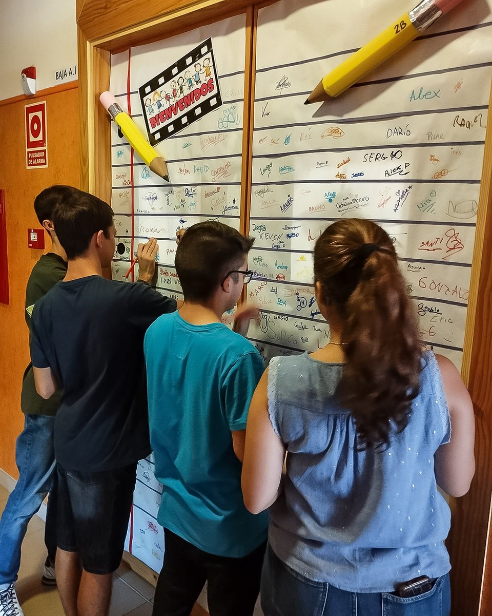 ColegioGaudem's tweet photo. Todo el alumnado de #Primaria, #EBO y #ProgramasProfesionales firma en la puerta de Proyecto Artístico. Así damos comienzo a nuestro curso escolar, con el compromiso de disfrutar del arte y aprender al máximo 🖌️🤩
#ColegioGaudem > #UnProyectoSingular en #Madrid #Barajas https://t.co/SlWSA8puIv