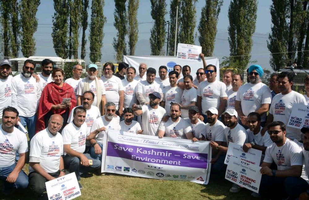 Kashmir Bulletin (@kb_bulletin) on Twitter photo Secretary Tourism, Sarmad Hafeez along with Director Tourism, Fazul ul Haseeb flag off a heritage walk to historic places of downtown Srinagar during the celebrations of World Tourism Day, on Tuesday.
Pics: <a href="/UmarGanie1/">Umar Ganie</a> Secretary Tourism, Sarmad Hafeez along with Director Tourism, Fazul ul Haseeb flag off a heritage walk to historic places of downtown Srinagar during the celebrations of World Tourism Day, on Tuesday.
Pics: <a href="/UmarGanie1/">Umar Ganie</a>