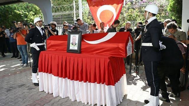 ekrem_imamoglu's tweet photo. Mersin'de PKK terör örgütü tarafından şehit edilen polis memurumuz Sedat Gezer'e Allah'tan rahmet; yaralı polislerimize acil şifa diliyorum. Menfur saldırıyı kınıyorum, Emniyet Teşkilatımızın başı sağolsun. https://t.co/V6y7PouSnR