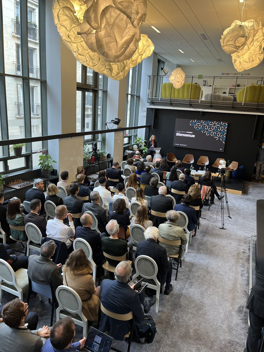 carolineporot's tweet photo. Beaucoup de (très beau) monde pour la table ronde de lancement de l’#institutonepoint “Beyond the Crisis” : comment gérer l’incertitude permanente et transformer le risque en opportunité ? https://t.co/1pDP7NNfrc