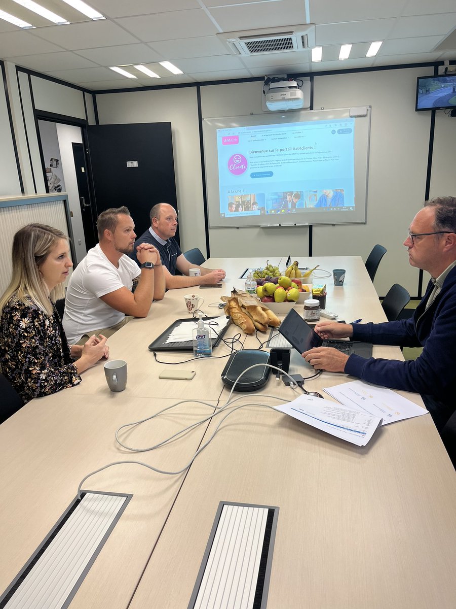 #Act4clients ce matin au BEX de Raismes. Visualisation d’extraits de verbatims clients illustrant l’importance de créer une relation avec le client lors d’une intervention ou d’un appel téléphonique. 👷‍♀️#GRDFNO <a href="/valentin_kopec/">Kopec Valentin</a> <a href="/fredcartigny/">fredcartigny</a> <a href="/carriere_claire/">Claire.CARRIERE</a> <a href="/VVincen15281384/">V. Vincent</a>