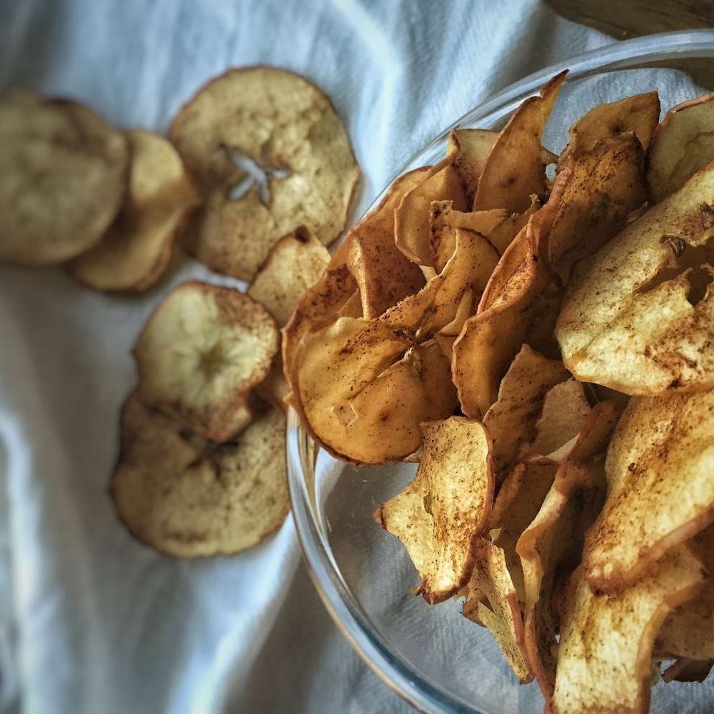 allotmentonline's tweet photo. 🌧So, when it’s wet do you busy yourself with batch cooking, planning &amp; research, ordering more seeds…?

🍏A healthy simple snack for a rainy day!

https://t.co/W2IET6cM9s

#applecrisps #allotmentonline #recipe https://t.co/rl786XZxxi