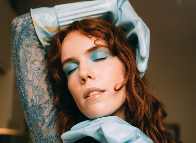ClashMagazine's tweet photo. .@elanor_moss reaches a turning point on 'Sorry Song' - a beautifully spartan piece of songwriting, framed by warming sonic layers and empathetic lyricism...
It's our Track Of The Day -
https://t.co/HSWDuk6kxD https://t.co/jCkxdlBKu1