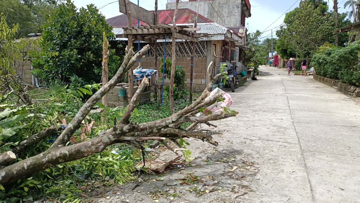 oxfamph's tweet photo. LOOK: More than 700 residents of Brgy. Salipsip, Polillo municipality in Quezon were affected by the onslaught of #TYKarding (#TYNoru). Around 100 houses were partially damaged while 5 were completely destroyed. (1/3)

📷 Community Organizers Multiversity https://t.co/UeE7KNqUQG