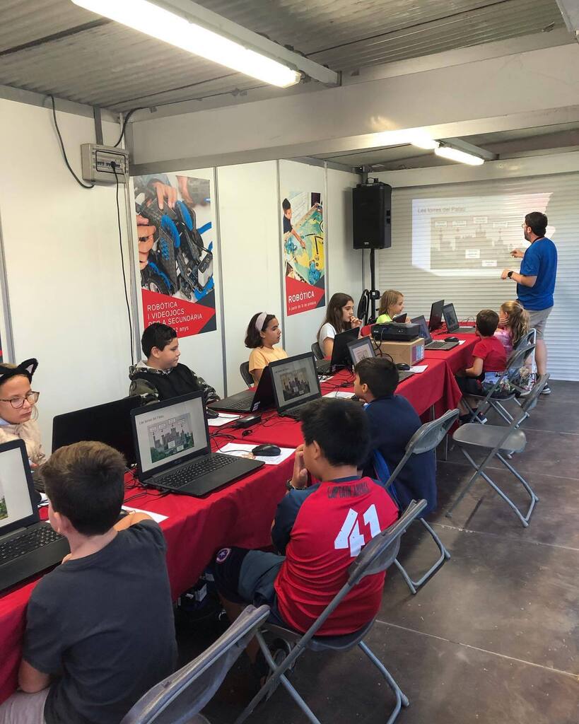 clautic's tweet photo. Hem tingut un cap de setmana intens a la @firadecalella fent tallers de #minecraft sobre @oliteinfo de #robotica sobre llocs d’interès turístic de @gobierno_navarra i fent un videojoc sobre @sanferminespamplona @pamplona_ayto amb un gran èxit i omplint t… https://t.co/0FEiWDj0we https://t.co/XqVIEFeokJ