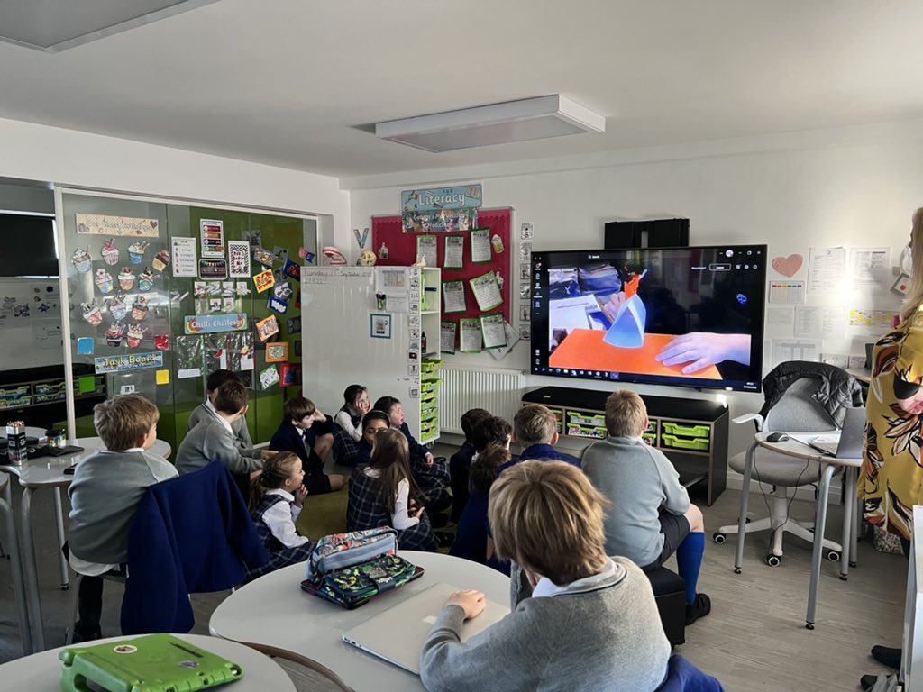 Kelvinside1878's tweet photo. To start off #MathsWeekScot J5 created triangular structures out of paper to see how many books they could balance. The record number of books was 20 and they made sure all the paper was recycled as part of #ClimateActionWeek ! #KAJ5 #KAJuniors #KAMaths @KA_Science https://t.co/s9PuesSkWO