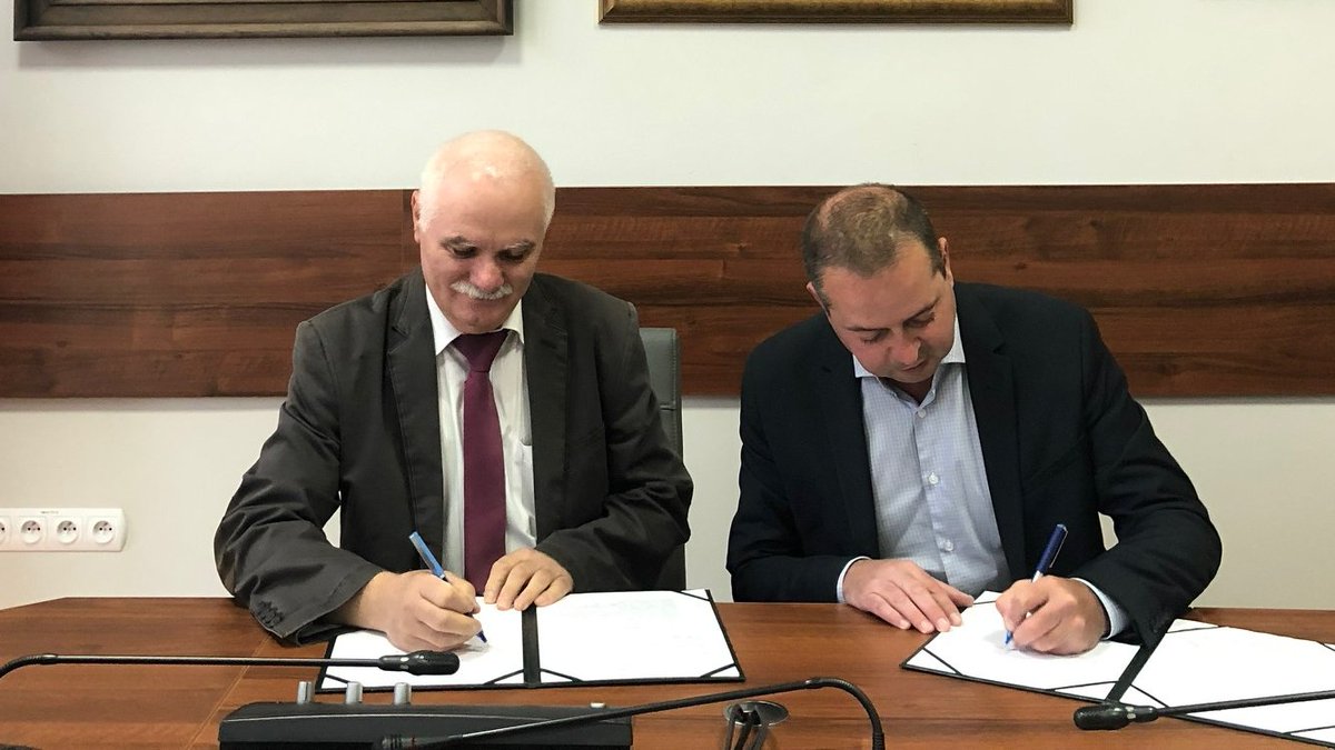 ANSNowySacz's tweet photo. Z przyjemnością 😃 ogłaszamy, że w dniu 27 września 2022 roku zostało podpisane porozumienie o współpracy między PWSZ w Nowym Sączu a Szkołą Podstawową w Łomnicy-Zdroju.👏
Przeczytaj więcej na ten temat tutaj:
➡️https://t.co/ztneHuX7OR

#pwsz #nowysącz #łomnicazdrój #porozumienie https://t.co/niUmIw7aDr