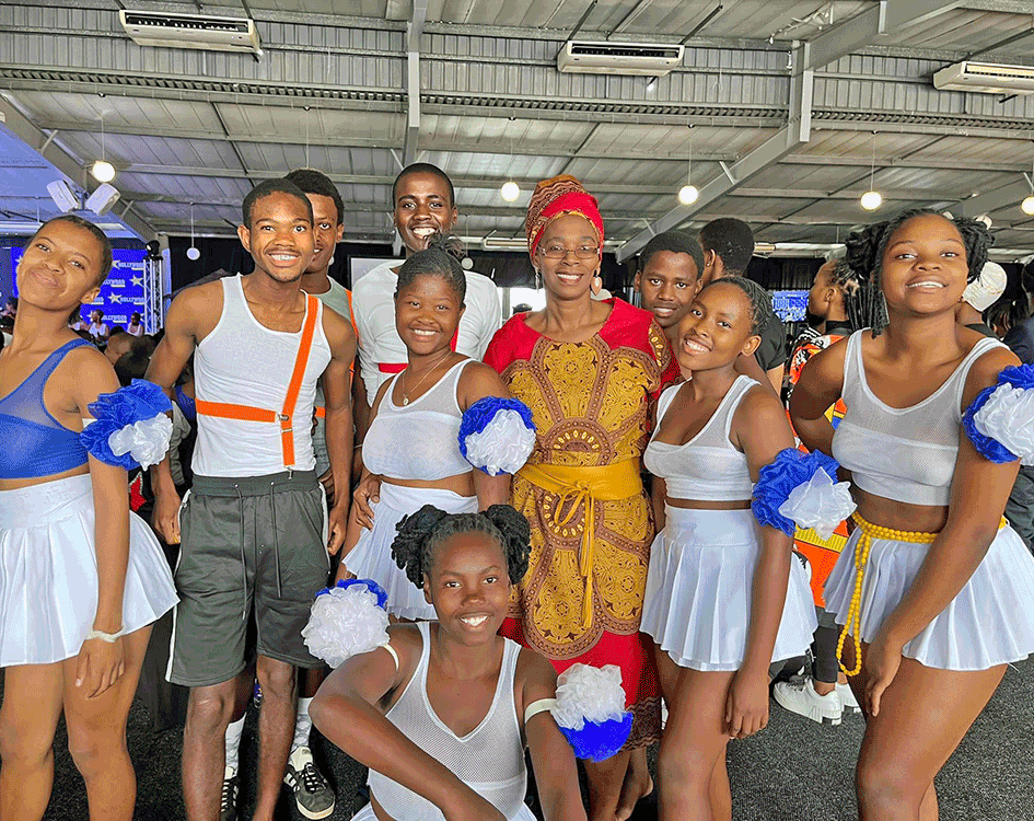 umlazitimes's tweet photo. Bezidlana imilala emncintiswaneni wezobuciko 

Full story here https://t.co/ZKB56ofig6

#umlazitimes #tabloidnewspapers #communitynews https://t.co/iohObyjmgh