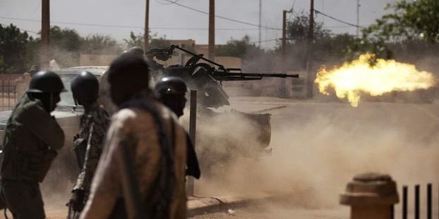 Gauthier_Pasq's tweet photo. 🚨#Mali URGENT 
Échanges de tirs ce matin entre l’armée malienne🇲🇱 et les mercenaires Russes🇷🇺 de #Wagner à #Assongo. Les combats ont duré une demi-heure avant que la confusion ne soit dissipée par le com-théâtre.
Bilan : 
5 civils blessés.
2 Fama décédé. 
1 blessé grave Wagner. https://t.co/8RuwHEnpdO
