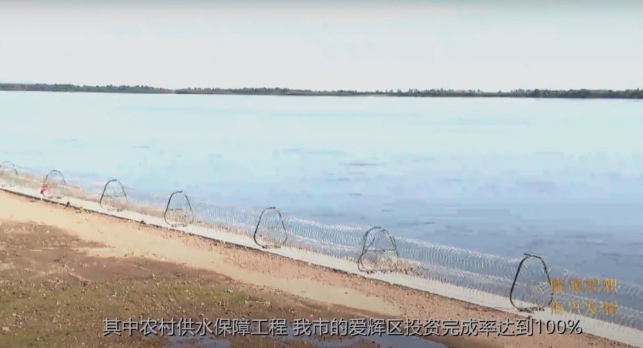 AUSTROHNGARO2's tweet photo. Ten "amigos" para ésto. China está comenzando a construir cercas de alambre de púas para evitar que los refugiados rusos ingresen a territorio chino. Las cercas chinas con alambre se han establecido en Heihe, provincia de Heilongjiang. #China #Russia #Ukraine #PartialMobilization https://t.co/gfah38nLT1