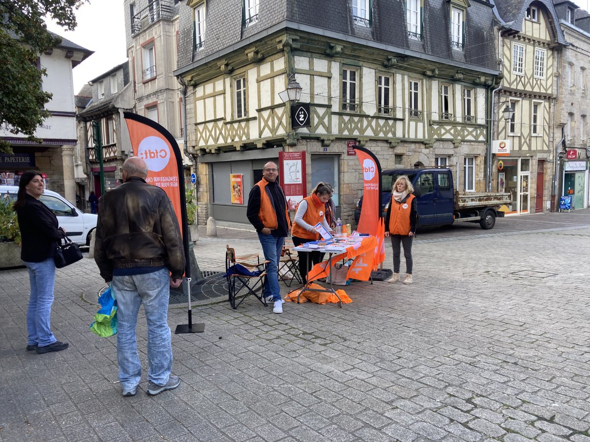 RondelCFDT's tweet photo. Action #ReponsesAEmporter à Pontivy pour répondre aux salariés avec une équipe de militant.e.s ⁦@CFDT⁩ du #Morbihan https://t.co/ig8hZaGpAl