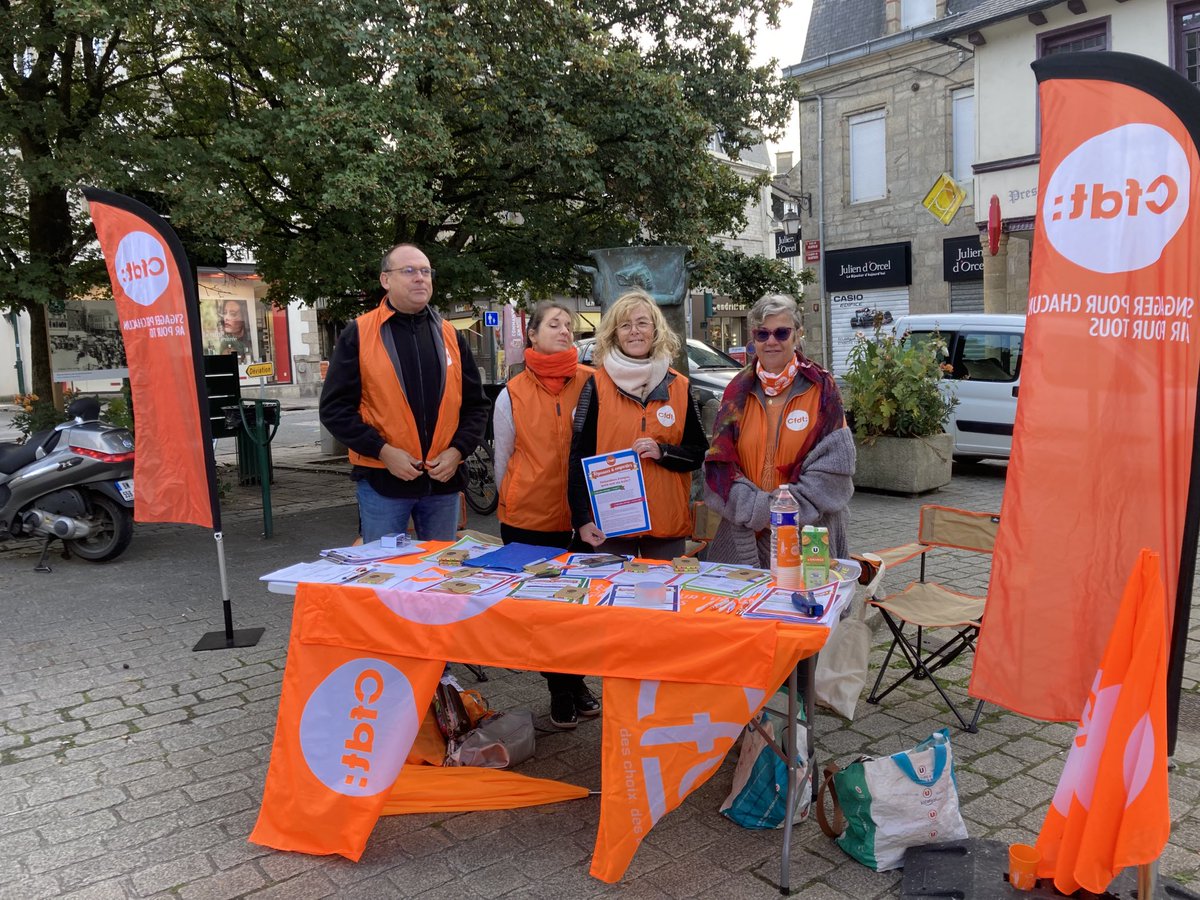 RondelCFDT's tweet photo. Action #ReponsesAEmporter à Pontivy pour répondre aux salariés avec une équipe de militant.e.s ⁦@CFDT⁩ du #Morbihan https://t.co/ig8hZaGpAl