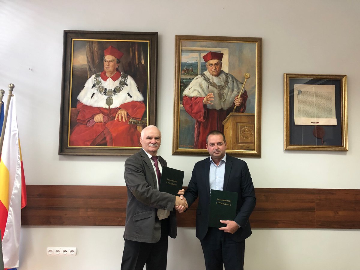 ANSNowySacz's tweet photo. Z przyjemnością 😃 ogłaszamy, że w dniu 27 września 2022 roku zostało podpisane porozumienie o współpracy między PWSZ w Nowym Sączu a Szkołą Podstawową w Łomnicy-Zdroju.👏
Przeczytaj więcej na ten temat tutaj:
➡️https://t.co/ztneHuX7OR

#pwsz #nowysącz #łomnicazdrój #porozumienie https://t.co/niUmIw7aDr