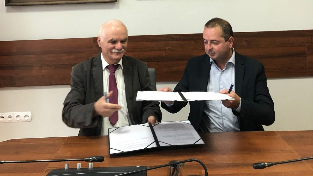ANSNowySacz's tweet photo. Z przyjemnością 😃 ogłaszamy, że w dniu 27 września 2022 roku zostało podpisane porozumienie o współpracy między PWSZ w Nowym Sączu a Szkołą Podstawową w Łomnicy-Zdroju.👏
Przeczytaj więcej na ten temat tutaj:
➡️https://t.co/ztneHuX7OR

#pwsz #nowysącz #łomnicazdrój #porozumienie https://t.co/niUmIw7aDr