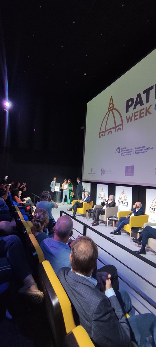 pilar_abreuluis's tweet photo. Entrega del premio a la mejor invencion con protegida por la @CatedraTEFULPGC @ULPGC en la #PatentWeek. Felicidades @TanMontoto! Nos emocionaste con tus palabras! @ULPGC @pctulpgc @museoelder https://t.co/QbBAZfCQgi
