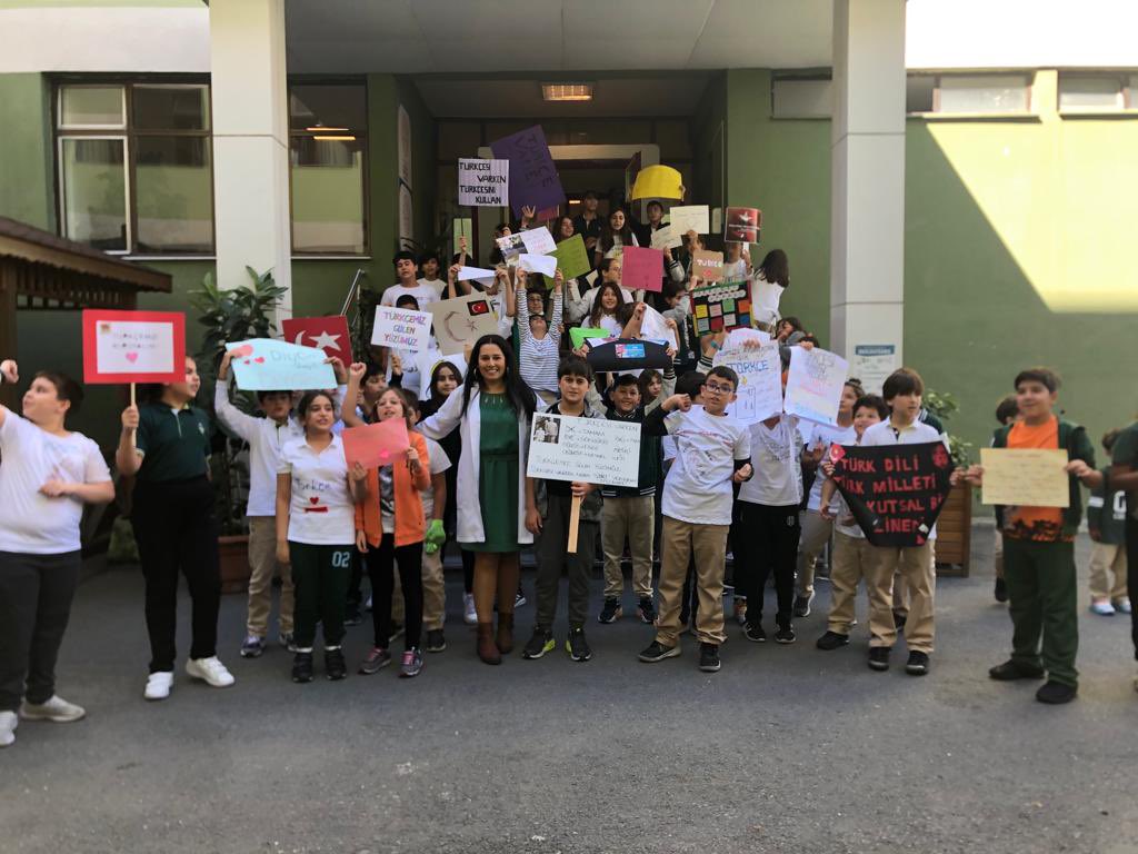 Dilimiz Kimliğimizdir!
Şişli Doğa Ortaokulu olarak 26 Eylül Türk Dil Bayramı'nı büyük bir coşkuyla kutladık. Türk Dil Bayramı'mız kutlu olsun. <a href="/cigdemmolla/">Dr. Çiğdem Mollaibrahimoğlu</a>