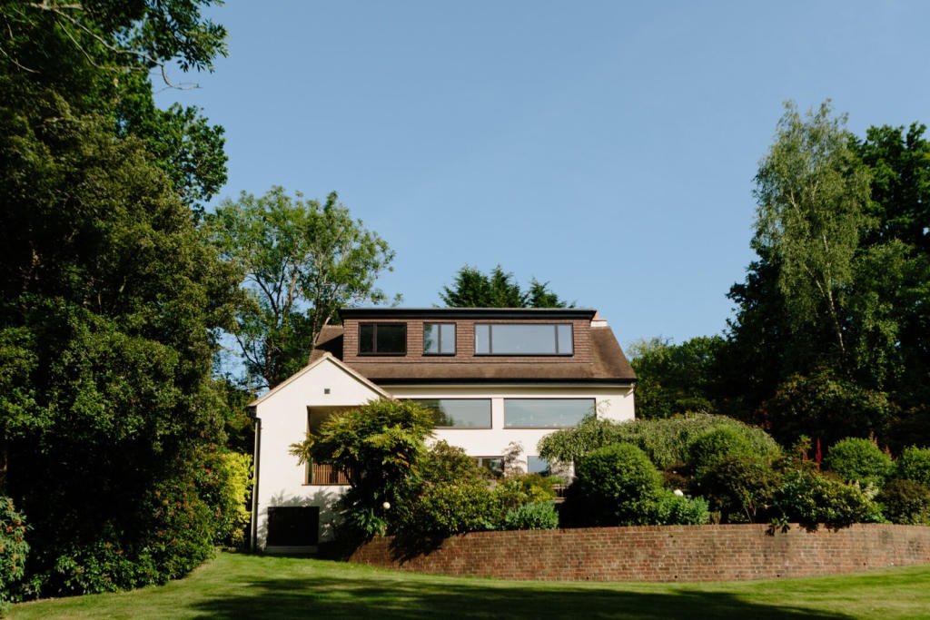 MyMoveTracker's tweet photo. 🛏️ 5 bedrooms
💷 £1,600,000
📌 Stick Hill, Hever, Kent
🔑 Marketed by @themodernhouse

Sitting in a sylvan idyll this beautiful house combines remarkable volumes with tactile materials across its exceptionally executed living spaces.
.
.
#buying #forsale ⁠#finance #home #house https://t.co/4faKEiCeKl