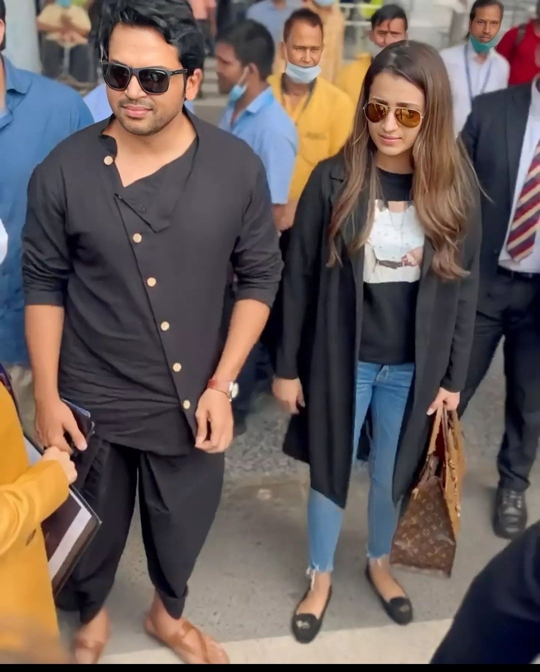 FdpvkBrakAEt2Zn?format=jpg&name=large