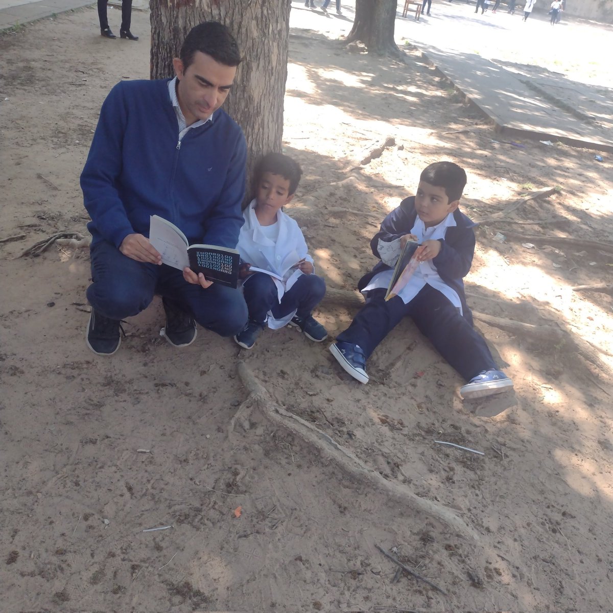 Buen día profesorrrrr hermoso día para enseñar a leer a los alumnos de la Escu 345 de Corrientes 🇦🇷 hagamos patria con el profe Charly 😎 #alcolecontn