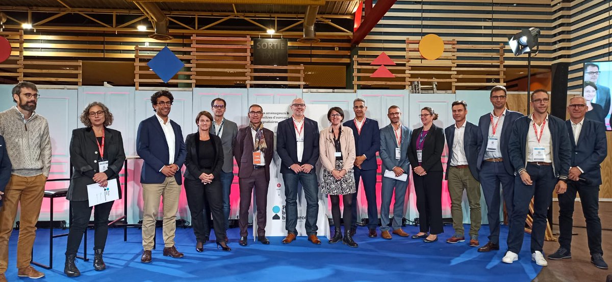✍️ Signature du Pacte Bois Biosourcés Auvergne Rhône-Alpes au Congrès de l'USH à Lyon.
Félicitations aux 14 premiers signataires qui s'engagent en faveur de la #Construction #bois aux côtés de @FiliereBois ! 👏