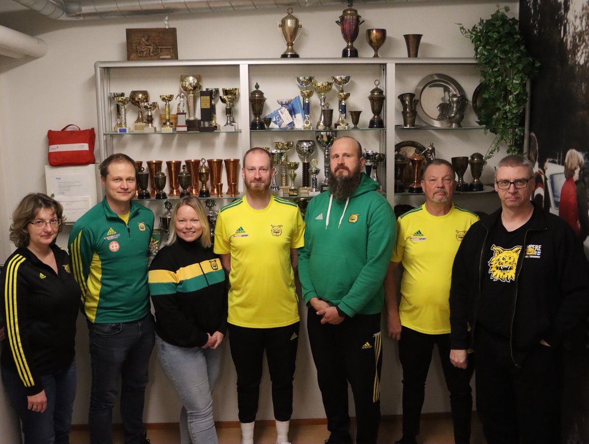 IlvesJuniorit's tweet photo. Ilves ry:n toimiston porukka on mukana Seurapaitapäivässä! 💛💚
Pue päällesi keltavihreää, nappaa kuva ja postaa se someen w/ #seurapaitapäivä #seurasydän 🟢🟡
https://t.co/wm1dBzlB7z 🟨🟩
#keltavihreä #ilves #ilvesry #tampere https://t.co/HX59qQ81Ez