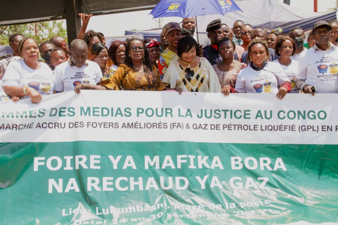 FemmesRdc's tweet photo. La Ministre Provinciale des Affaires Sociales lance la Foire de Lubumbashi sur les Mbabola économiques et Réchauds à gaz, le 24-09-2022 à la place de la poste. #PNUD #UNCDF #FONAREDD #FMJC https://t.co/OOUBNHc5PM