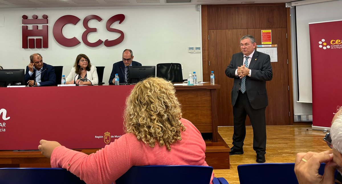 FampaceMurcia's tweet photo. #INSTITUCIONAL | El pdte de #FAMPACE, Rafael Martínez, en la elección del nuevo presidente del Consejo Escolar de la Región de Murcia #CERM, José Francisco Parra. Nos ponemos a su disposición para seguir trabajando juntos en propuestas que redunden en la mejora de la Educación👍 https://t.co/9NcwWcJGuA