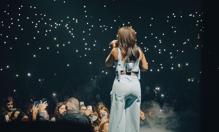 'Des tubes et de la sincérité : on a vu le concert d'@amel_bent au Dôme de Paris, on vous raconte ➡ chartsinfrance.net/Amel-Bent/news… (crédit photo : Codepuk)