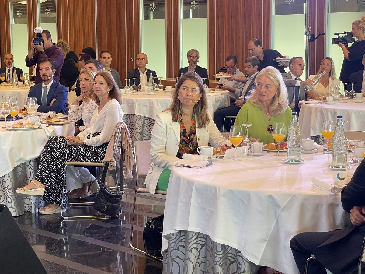 CadizJunta's tweet photo. 🛳 @MercedesColomb1 asiste al II Desayuno Empresarial del @ClusterCadiz y lo hace acompañada por la DT @i_olivero
El #PERTE para la #IndustriaNaval centra la jornada de trabajo con @NavantiaOficial y #Pymar https://t.co/jRsu6l35kd